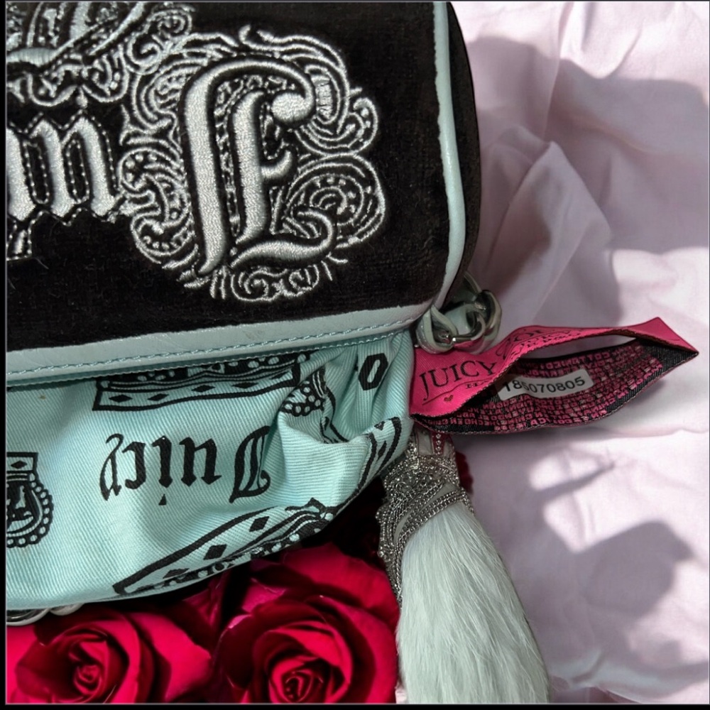 VINTAGE🌸 Juicy Couture Mini Barrel with RARE Rabbit Foot Charm🩵🖤 - Picture 6 of 11